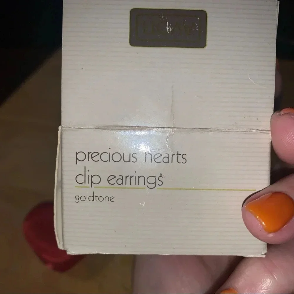 Avon vintage goldtone heart shaped clip earring  NIB 1987